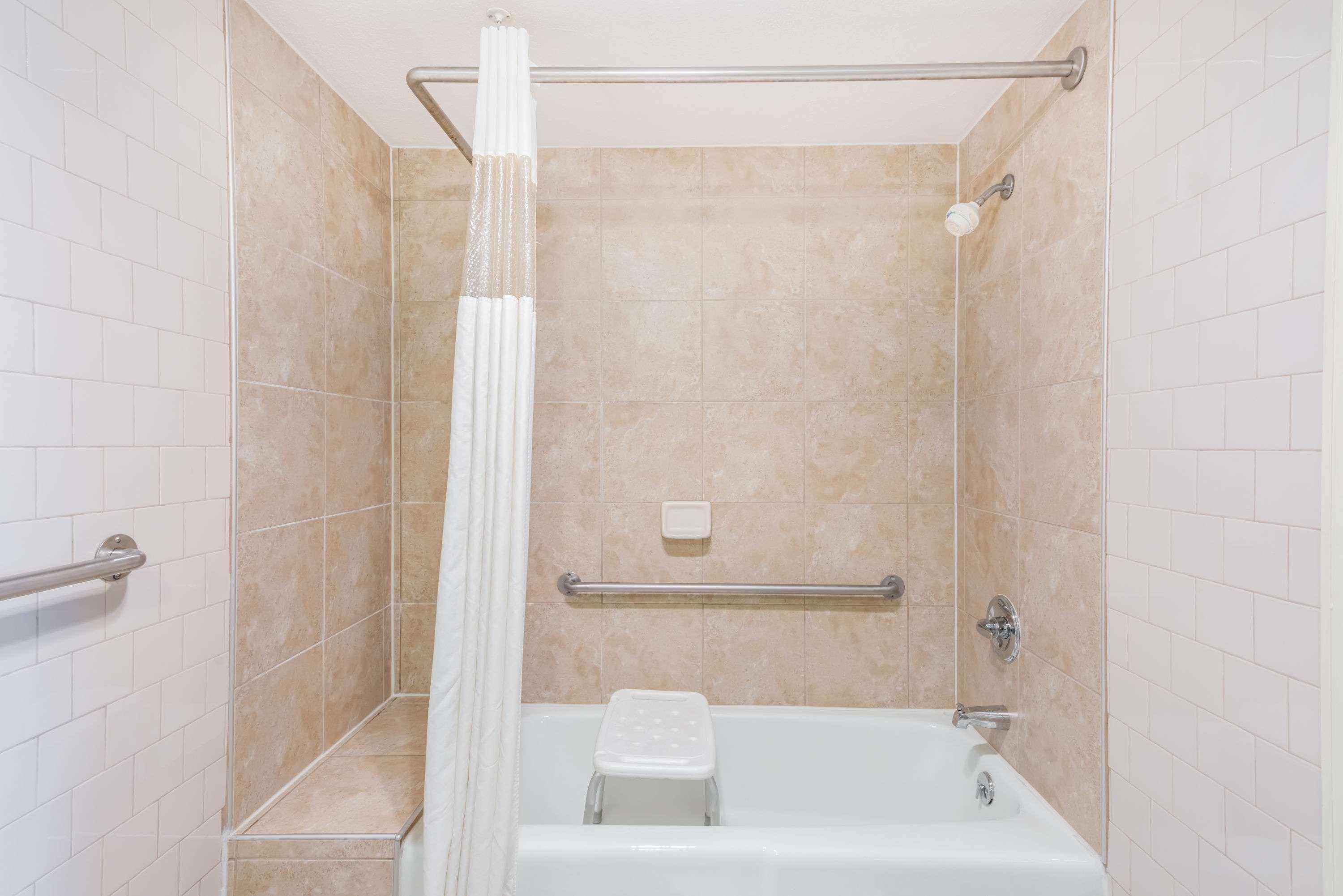 Days Inn By Wyndham Hannibal Bagian luar foto