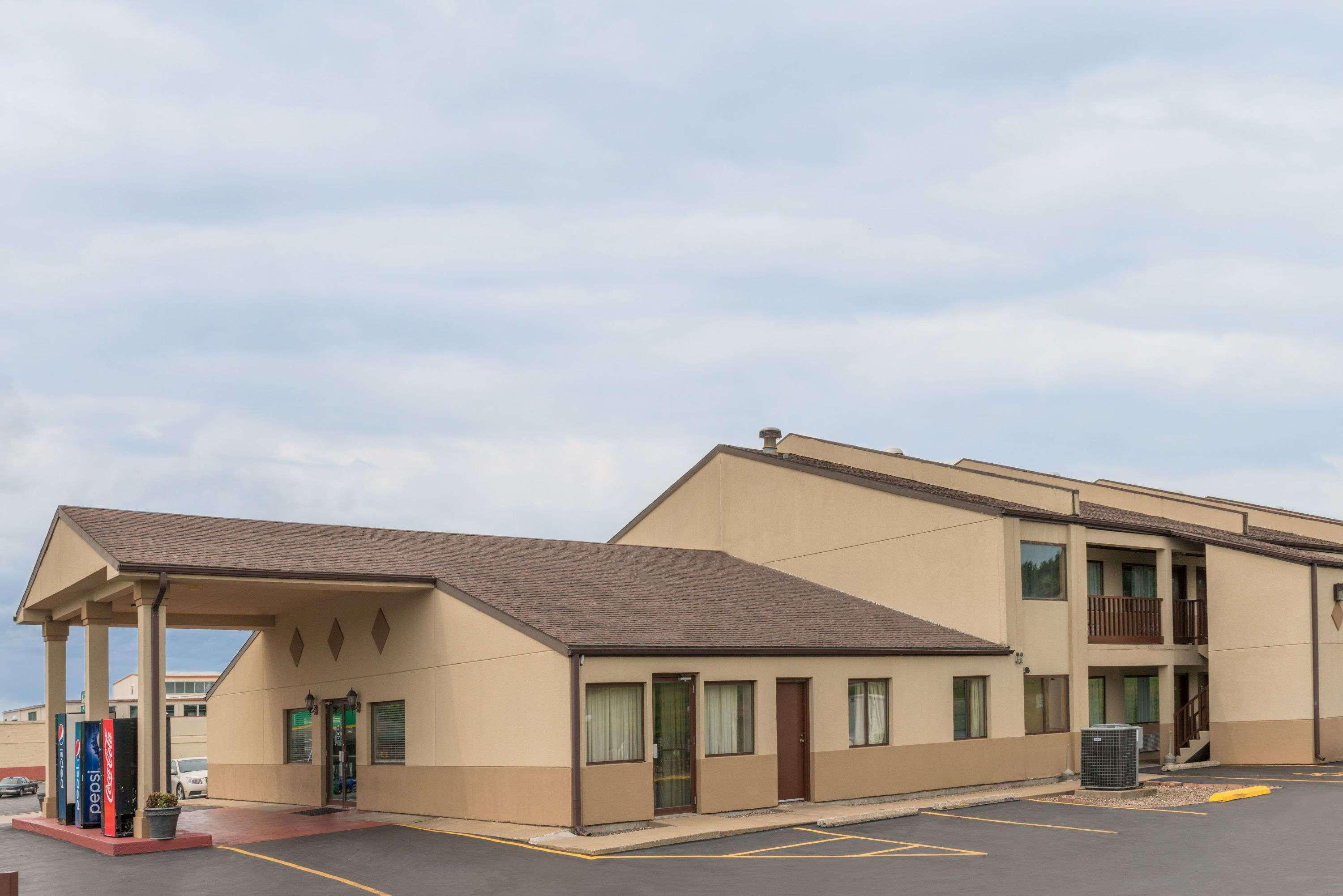Days Inn By Wyndham Hannibal Bagian luar foto
