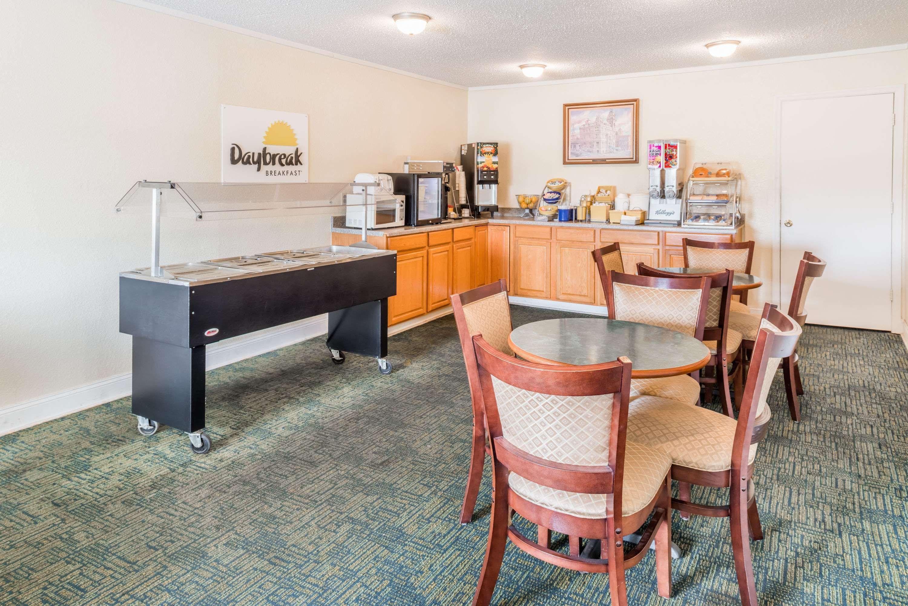 Days Inn By Wyndham Hannibal Bagian luar foto
