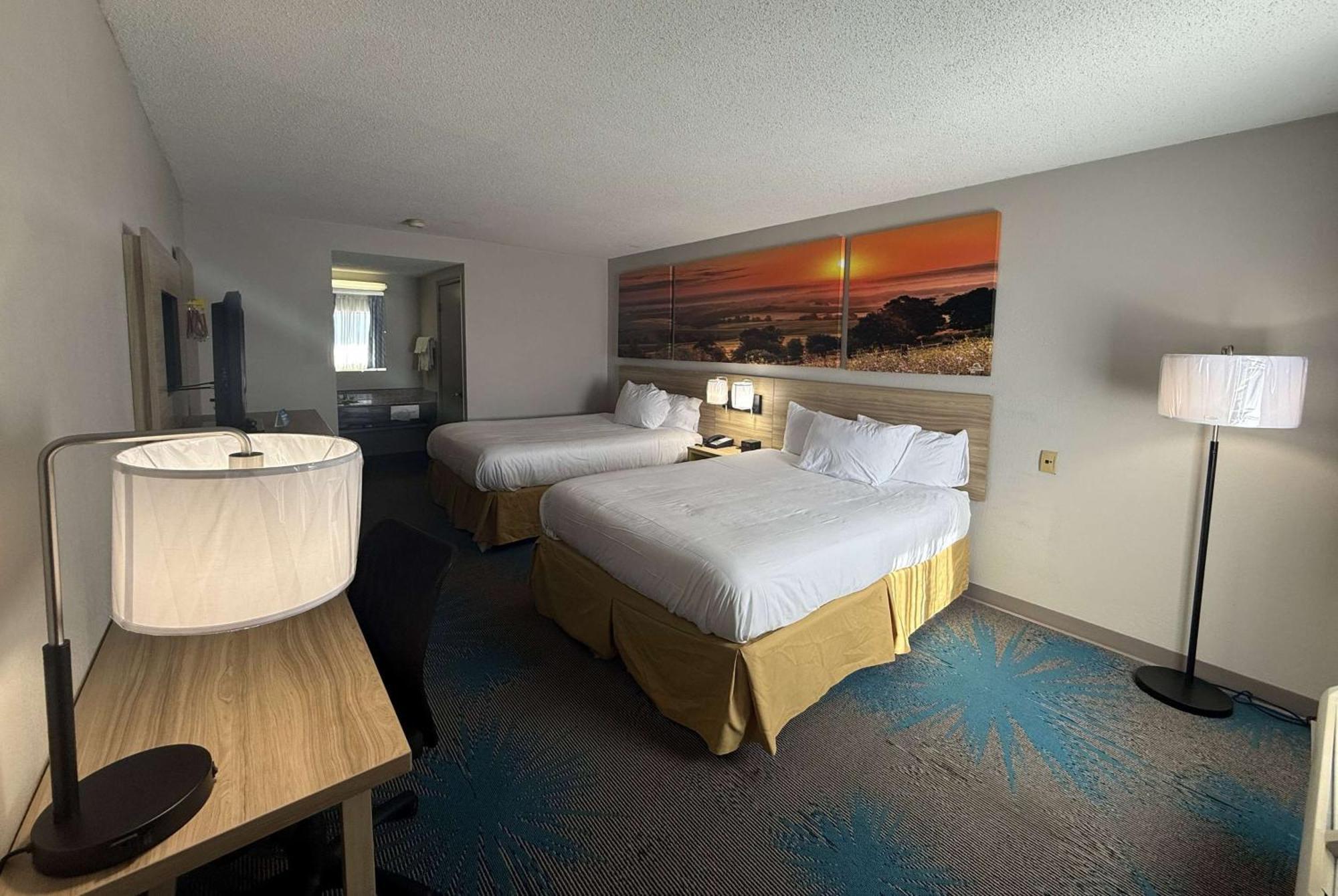Days Inn By Wyndham Hannibal Bagian luar foto