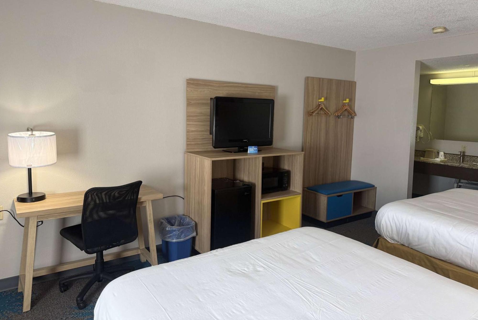 Days Inn By Wyndham Hannibal Bagian luar foto