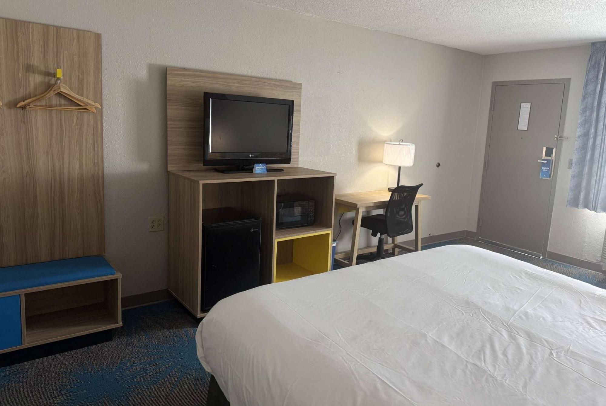 Days Inn By Wyndham Hannibal Bagian luar foto
