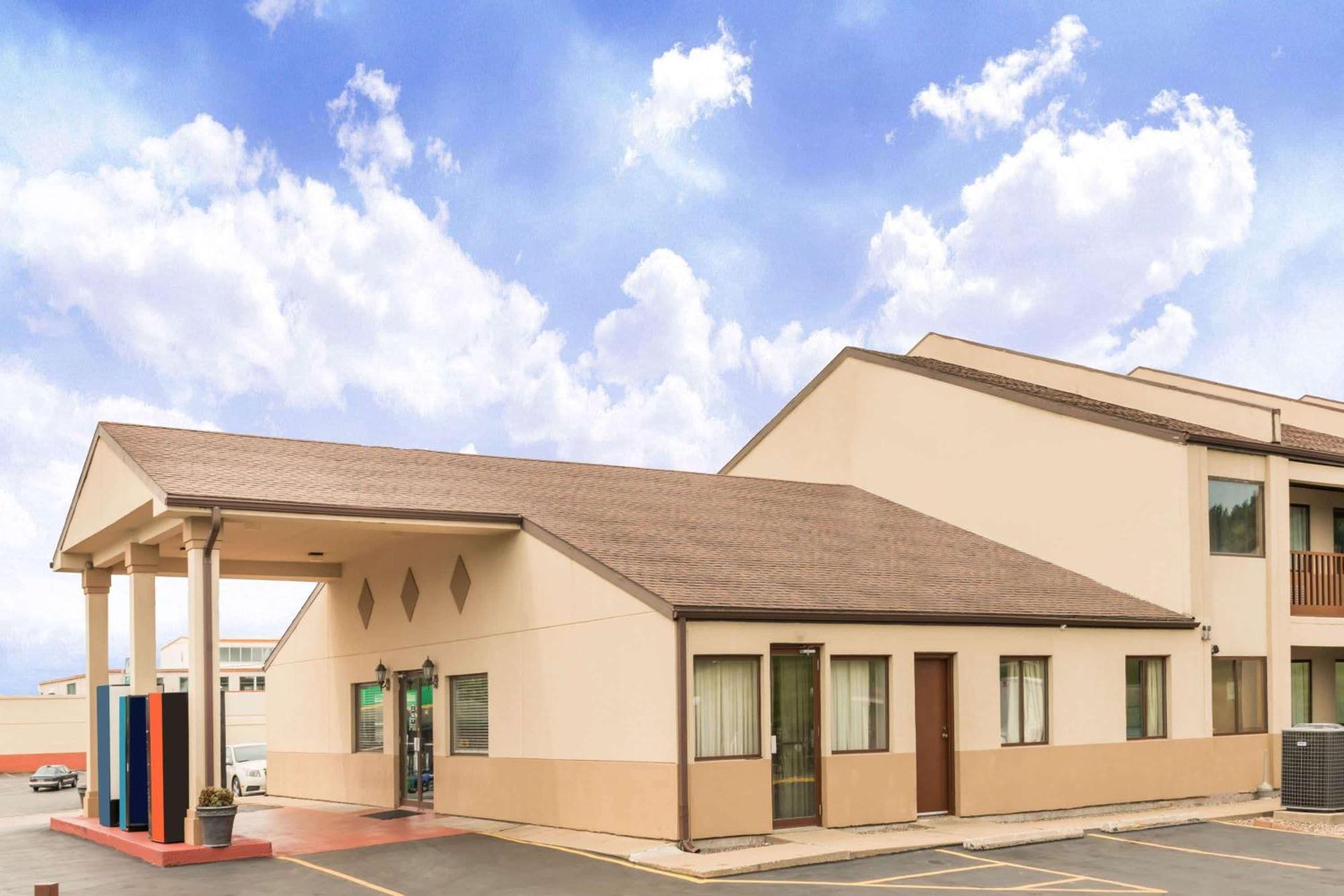 Days Inn By Wyndham Hannibal Bagian luar foto